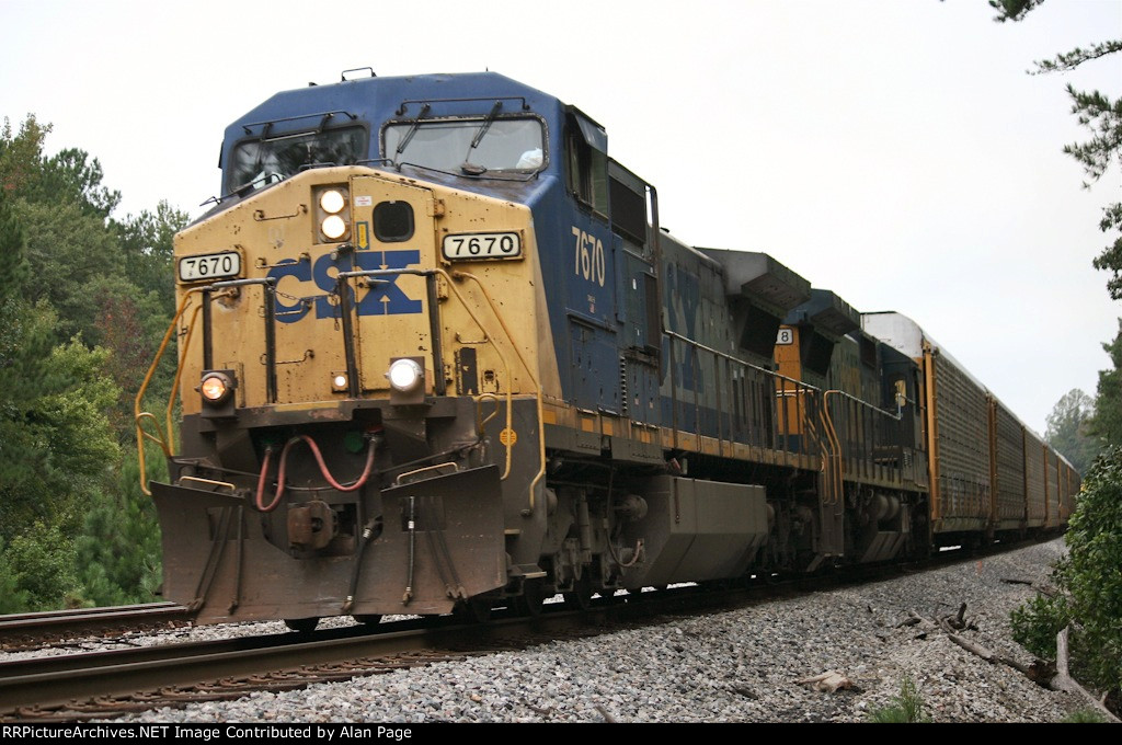 CSX C40-8Ws 7670 and 7618 haul autoracks